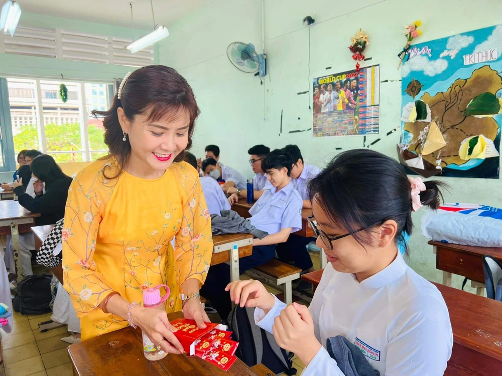 Những "quẻ xăm" được cô Mai Phương chuẩn bị từ trước Tết để tặng cho các học sinh lớp 11CA3