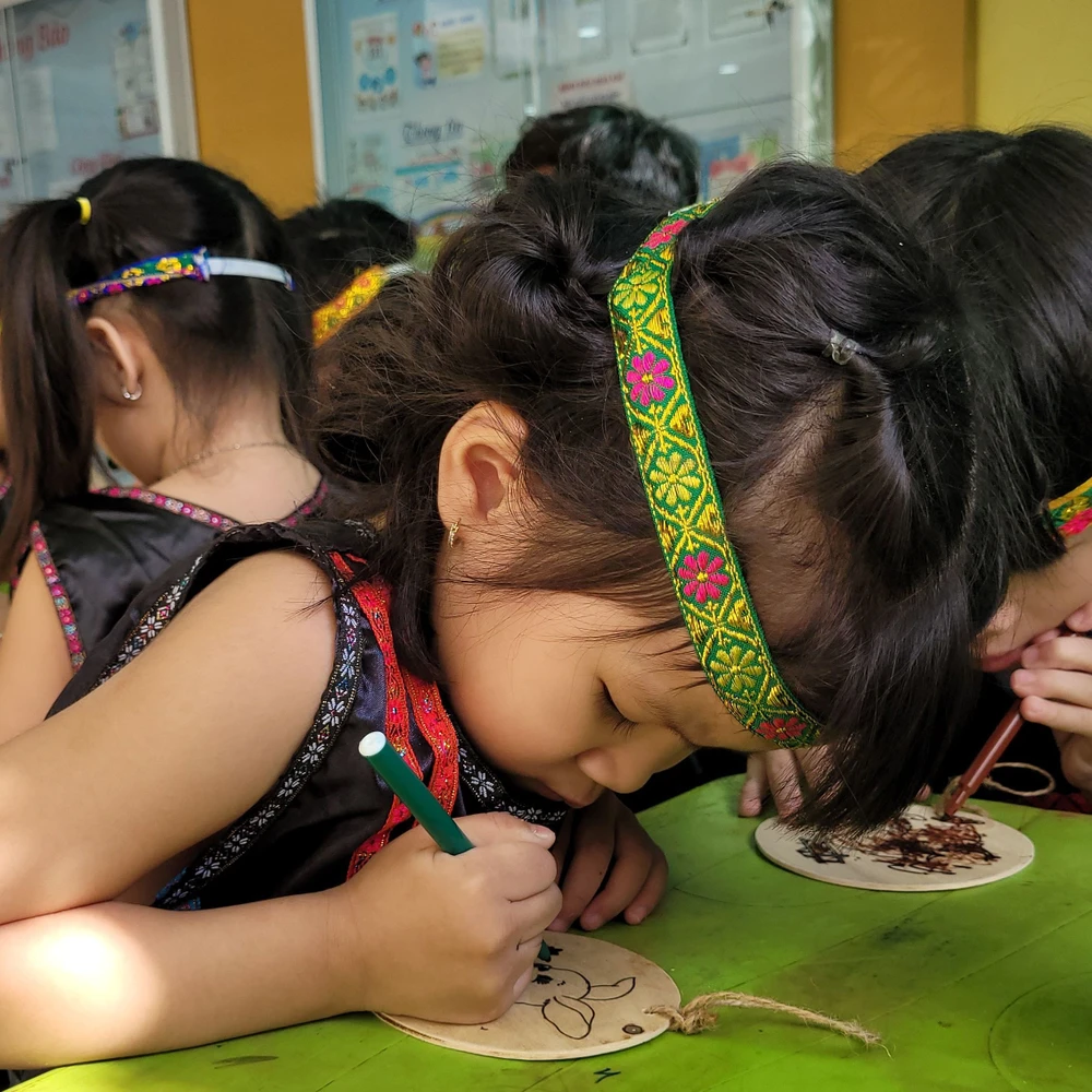 Tô màu cho trên tranh gỗ