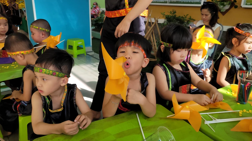 Con vừa hoàn thành xong một cái chong chóng