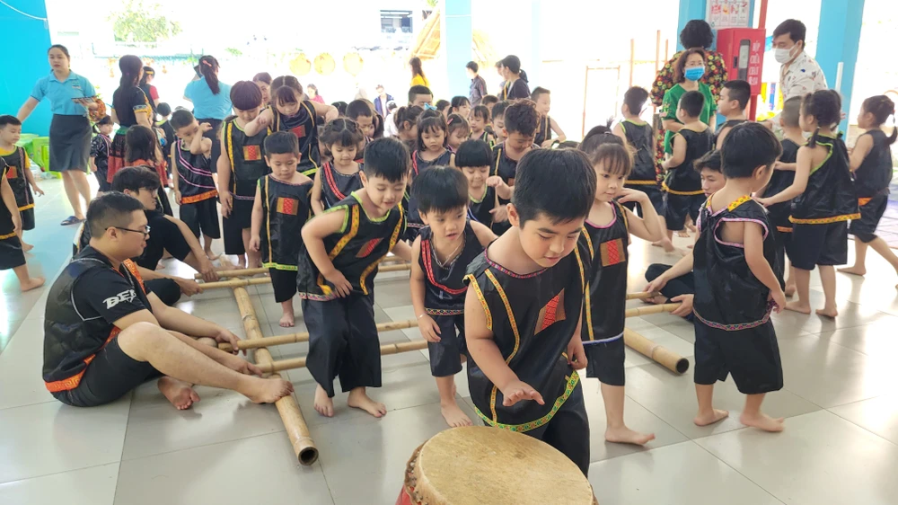 Các bé hào hứng trải nghiệm nhảy sạp