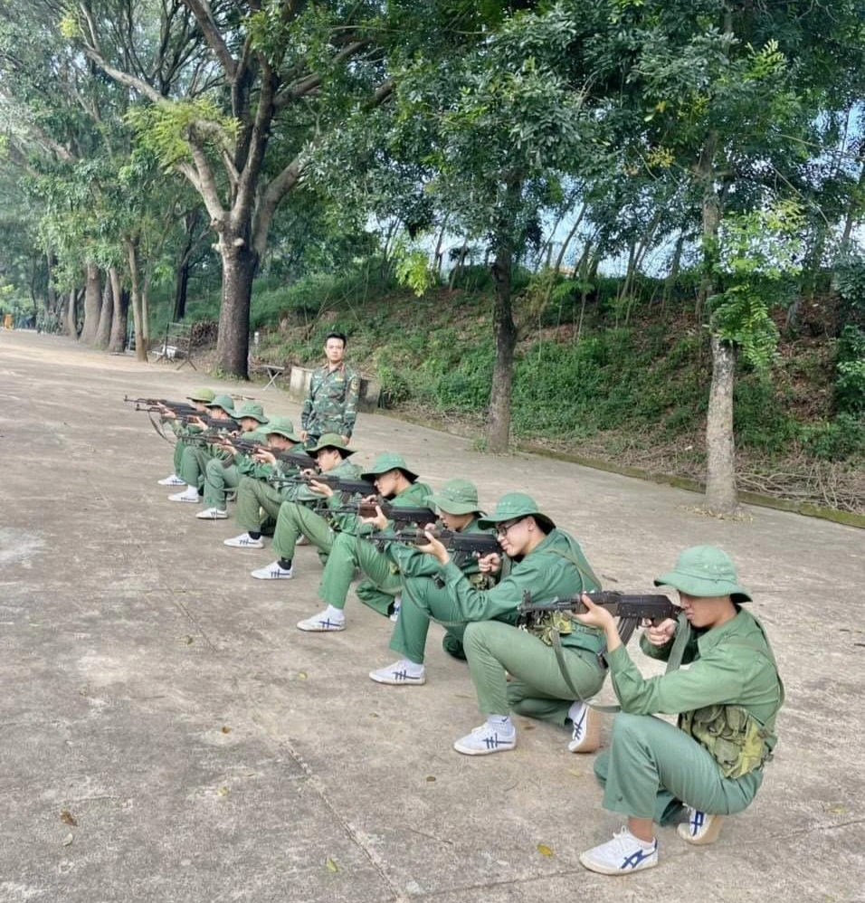 Sinh viên trong một tiết học bắn súng. Ảnh: HOÀNG QUANH