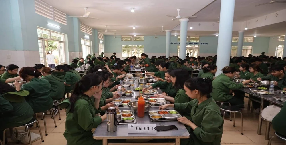 Sinh viên Trường ĐH KHXH&amp;NV và Học viện Cán bộ TP.HCM đang trải nghiệm nếp sống quân đội ở Trung tâm Giáo dục quốc phòng và an ninh (ĐH Quốc gia TP.HCM). Ảnh: HOÀNG QUANH