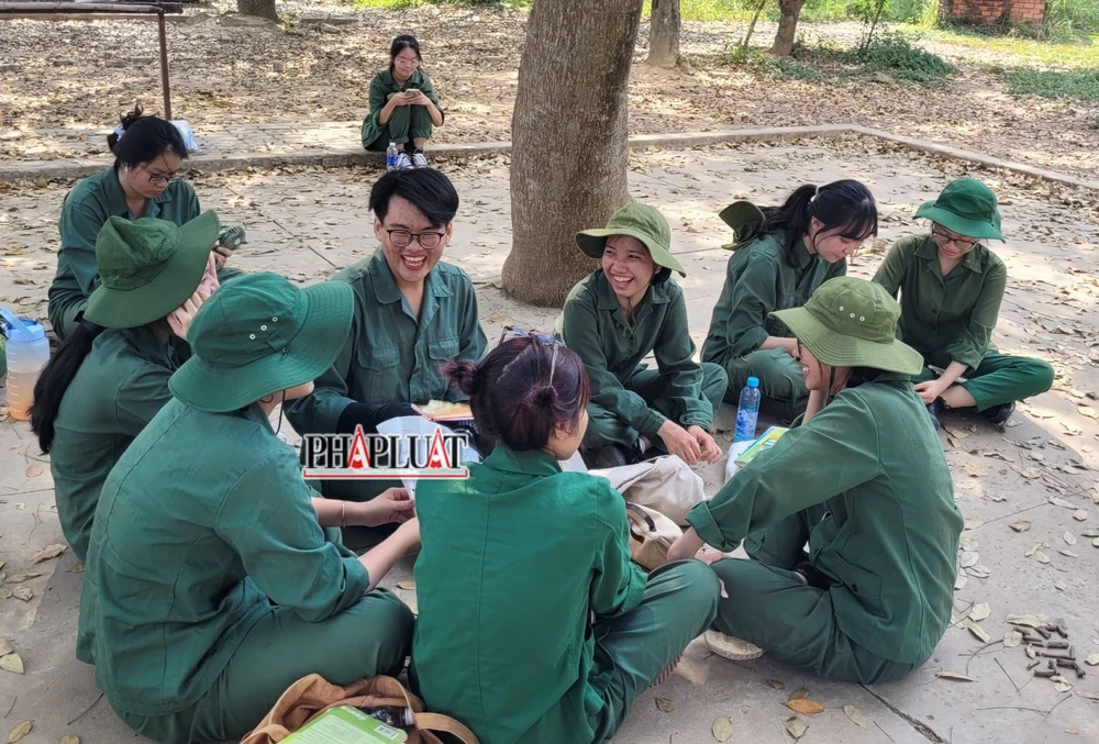 Phạm Thái cùng các đồng đội nghỉ giải lao sau giờ học căng thẳng. Ảnh: Kha Nhiên