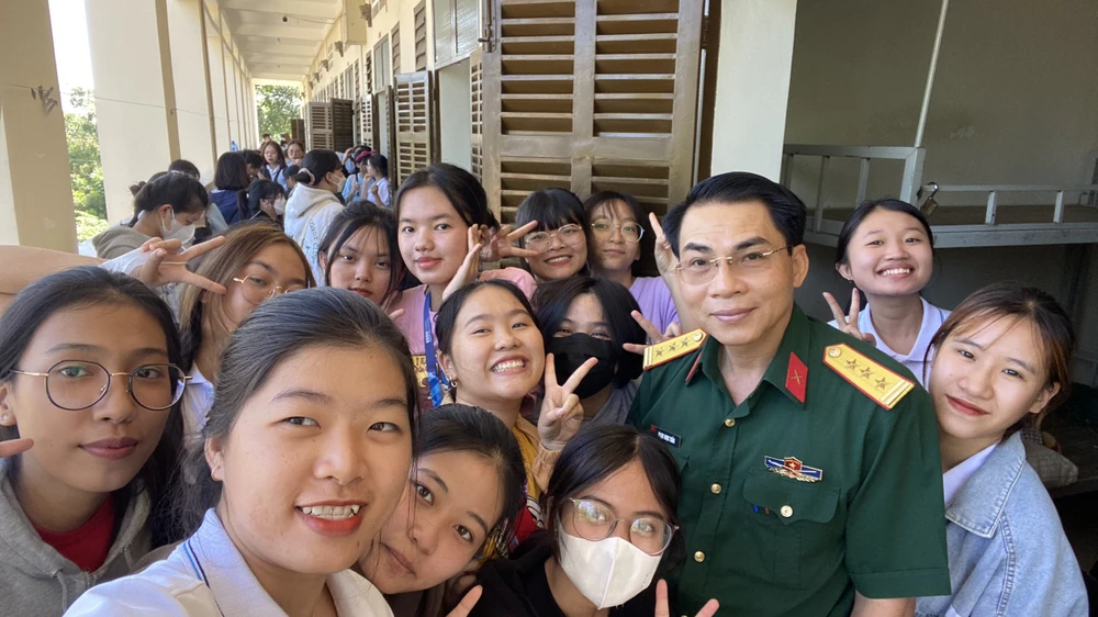 Giảng viên Trung tá Phạm Ngọc Tuấn bên các chiến sĩ Đại đội 1 - Khóa 417 trong giờ chia tay. Ảnh: NT