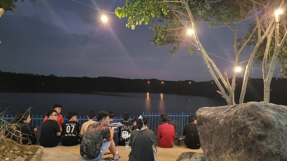 Bờ Hồ, điểm hẹn lý tưởng của sinh viên sau một ngày học quân sự. Ảnh: Kha Nhiên