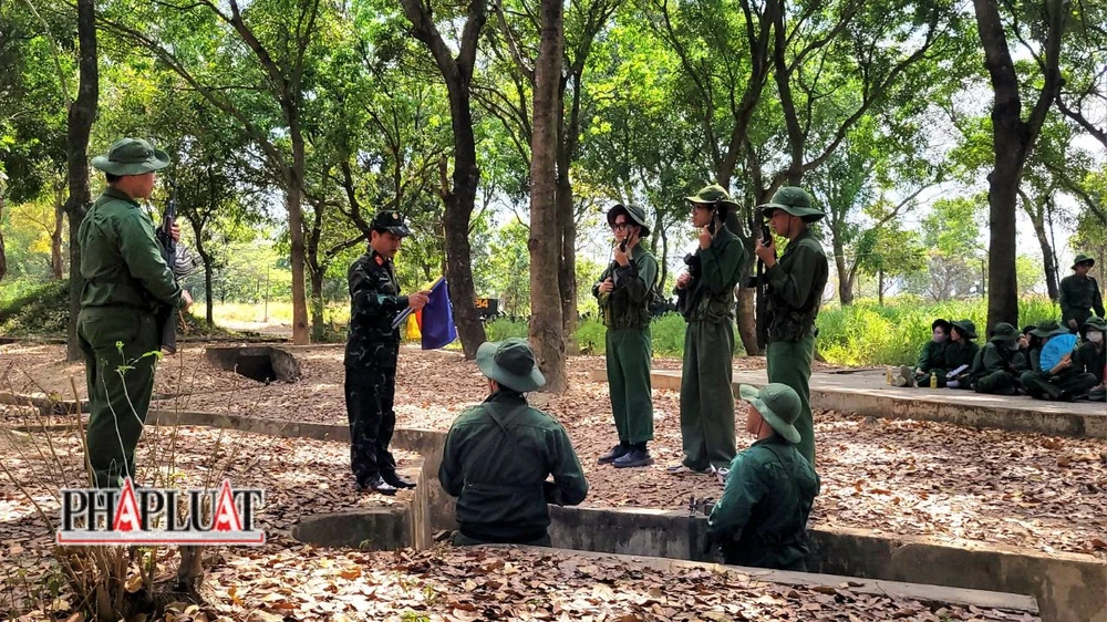 Giảng viên Trung tá Phan Công Long đang hướng dẫn sinh viên trong giờ học chiến thuật “Từng người trong chiến đấu phòng ngự”. Ảnh: Kha Nhiên