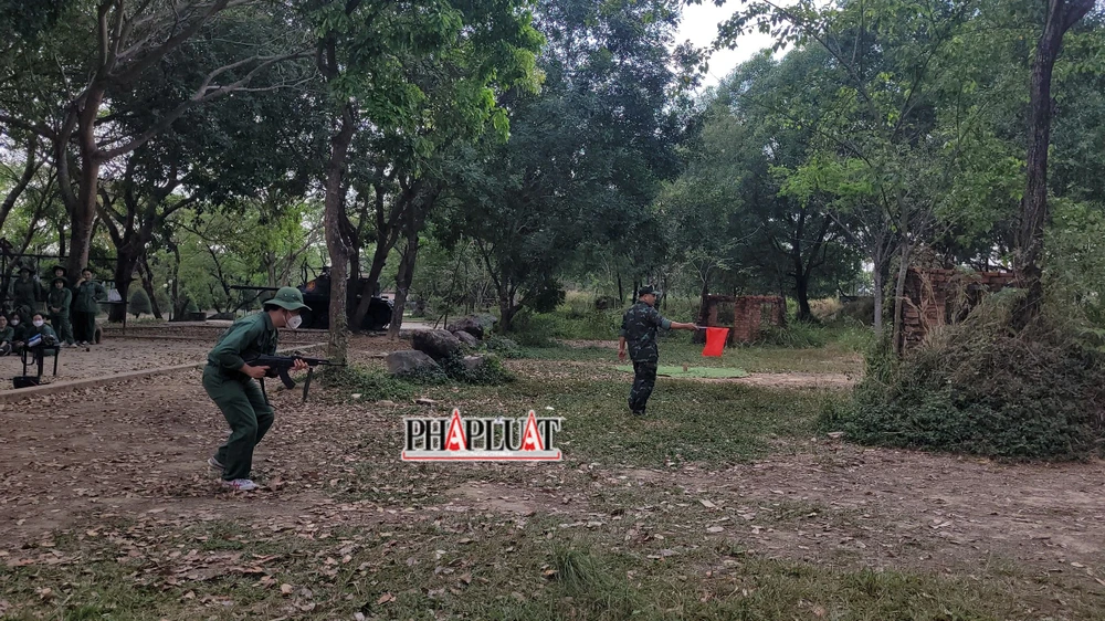 Giảng viên Trung tá Nguyễn Đức Hiệp đang hướng dẫn sinh viên trong giờ học chiến thuật “Từng người trong chiến đấu tiến công”. Ảnh: Kha Nhiên