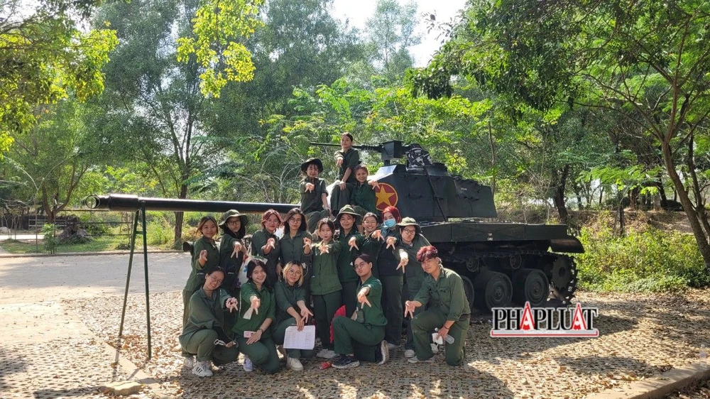 Sinh viên sau giờ học, bên mô hình xe tăng M41. Ảnh: Kha Nhiên