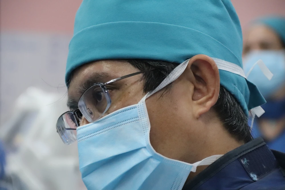 BS Tín chăm chú thực hiện một ca thông tim can thiệp.