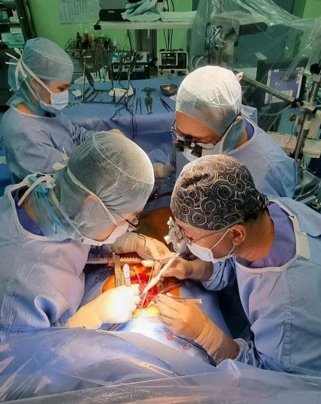 Bác sĩ Nguyễn Minh Trí Viên (mũ xám) trong một ca phẫu thuật tim trẻ em.