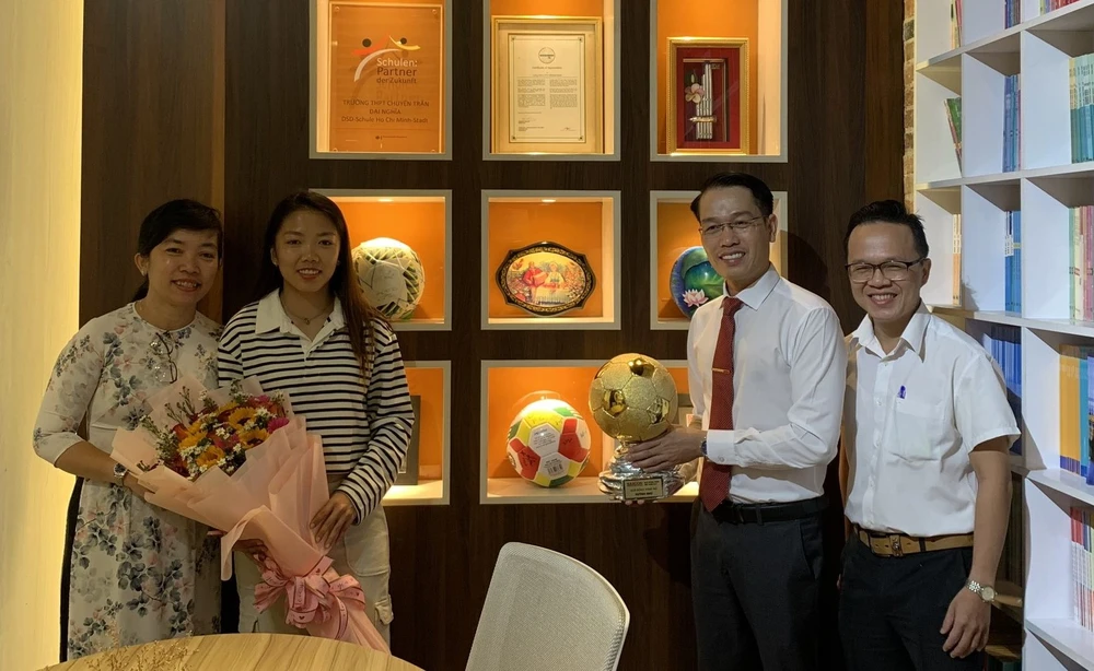 Quả bóng mà Huỳnh Như tặng được nhà trường đặt trang trong tại góc lưu niệm của thư viện trường.