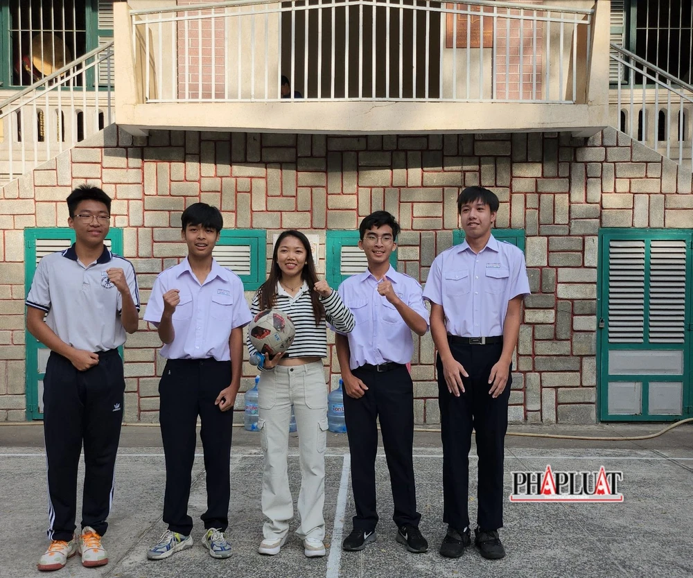 Huỳnh Như chụp hình với các bạn học sinh