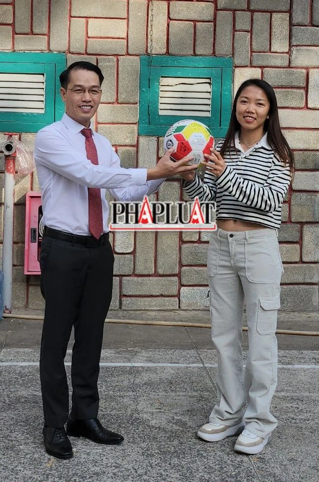 Huỳnh Như mang Quả bóng vàng về trường, truyền cảm hứng bóng đá với học sinh ảnh 4