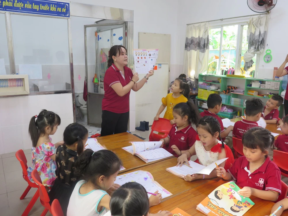 Một giờ học của cô trò Trường mầm non Tân Đông (TP Thủ Đức). Ảnh: PHẠM ANH
