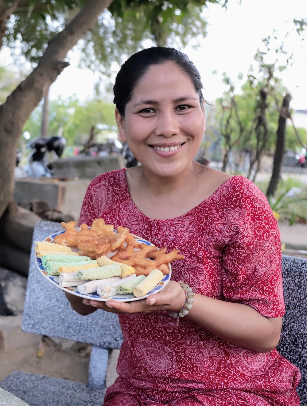 Nhà thơ người Chăm Kiều Maily, làng Phước Nhơn đang làm bánh cho lễ cúng gia tiên và đãi khách tại gia đình. Nhà thơ người Chăm Kiều Maily, làng Phước Nhơn đang làm bánh cho lễ cúng gia tiên và đãi khách tại gia đình.
