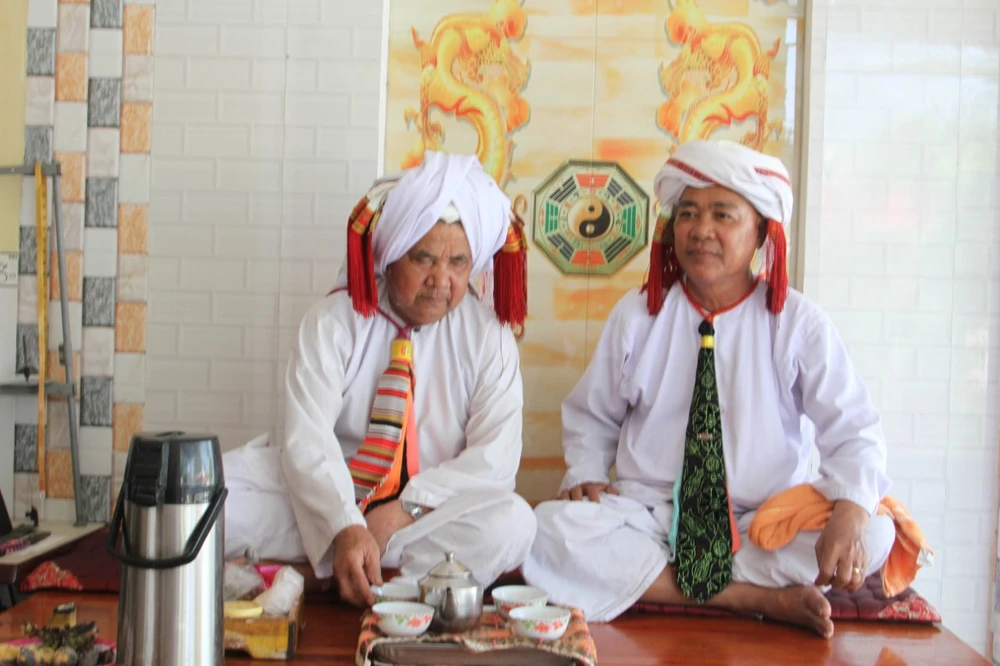 Ông Châu Minh Hương (bên trái), phó chủ tịch phụ trách hội đồng sư cả Hồi giáo Bà Ni, Trụ trì chùa Bàni Tuấn Tú và ông Báo Minh Hàng - Mum Cựu chùa Tuấn Tú đang họp bàn cho tháng chay Ramưwan. Ông Châu Minh Hương (bên trái), phó chủ tịch phụ trách hội đồng sư cả Hồi giáo Bà Ni, Trụ trì chùa Bàni Tuấn Tú và ông Báo Minh Hàng - Mum Cựu chùa Tuấn Tú đang họp bàn cho tháng chay Ramưwan.