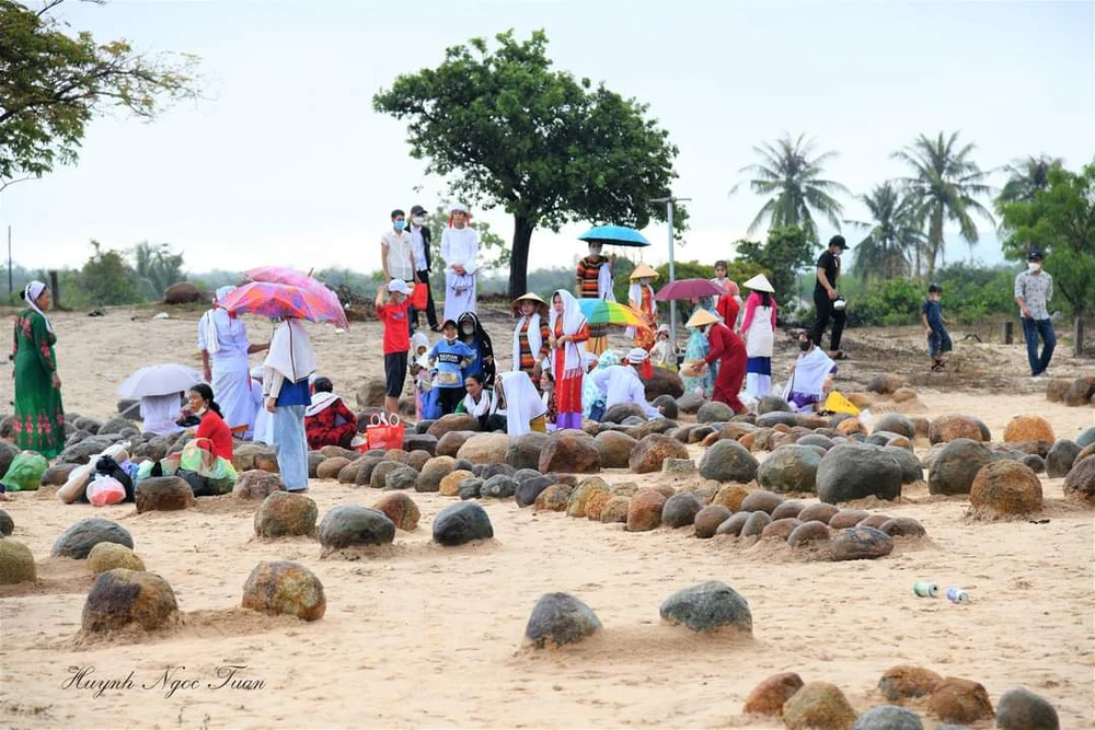 Một số hình ảnh về Lễ tảo mộ, và chuẩn bị cho lễ hội tại làng Chăm Bàni Một số hình ảnh về Lễ tảo mộ, và chuẩn bị cho lễ hội tại làng Chăm Bàni