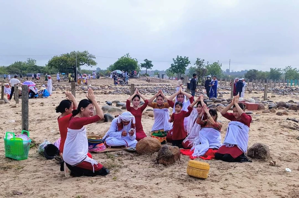 Nhét trầu cau dưới hòn đá. Một nghi lễ trong Lễ tảo mộ của người Chăm Bàni Nhét trầu cau dưới hòn đá. Một nghi lễ trong Lễ tảo mộ của người Chăm Bàni