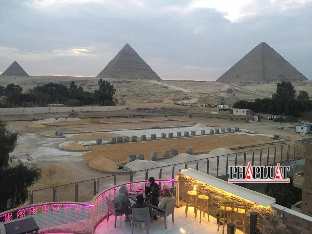 View kim tự tháp từ rooftop khách sạn