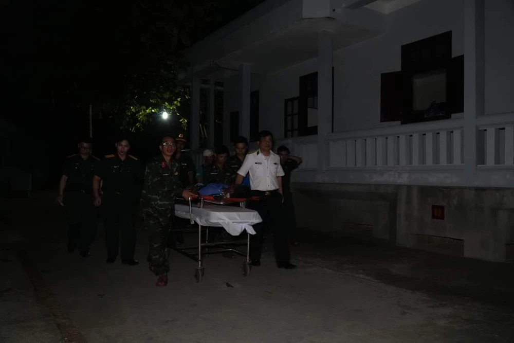 Bệnh nhân nhanh chóng được đưa từ huyện đảo Trường Sa lên máy bay về đất liền