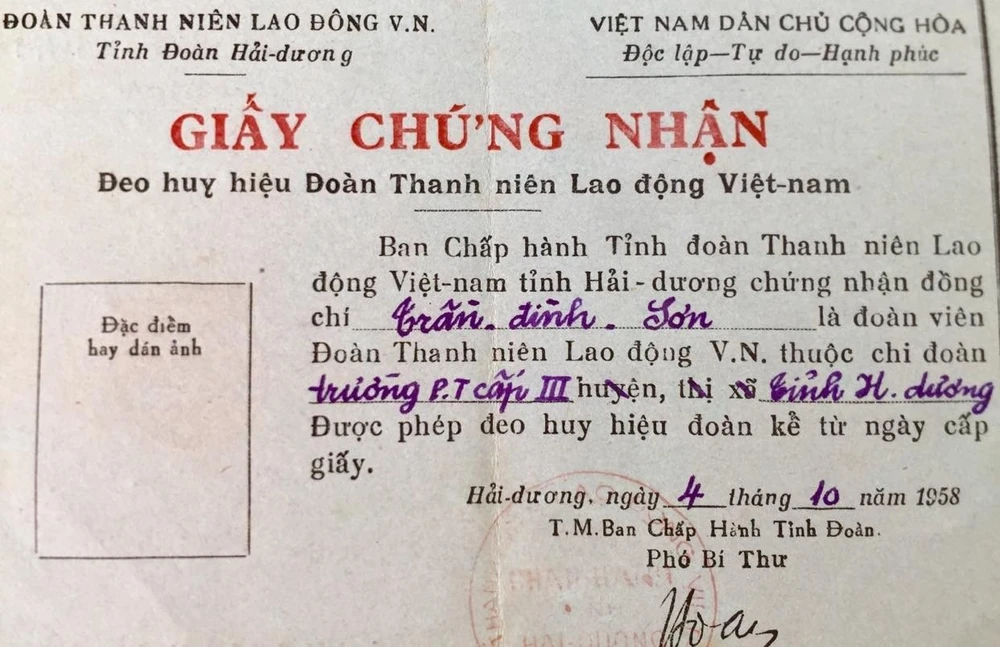 Hơn một năm sau được cấp Giấy chứng nhận Đeo huy hiệu Đoàn Thanh niên Lao động Việt Nam