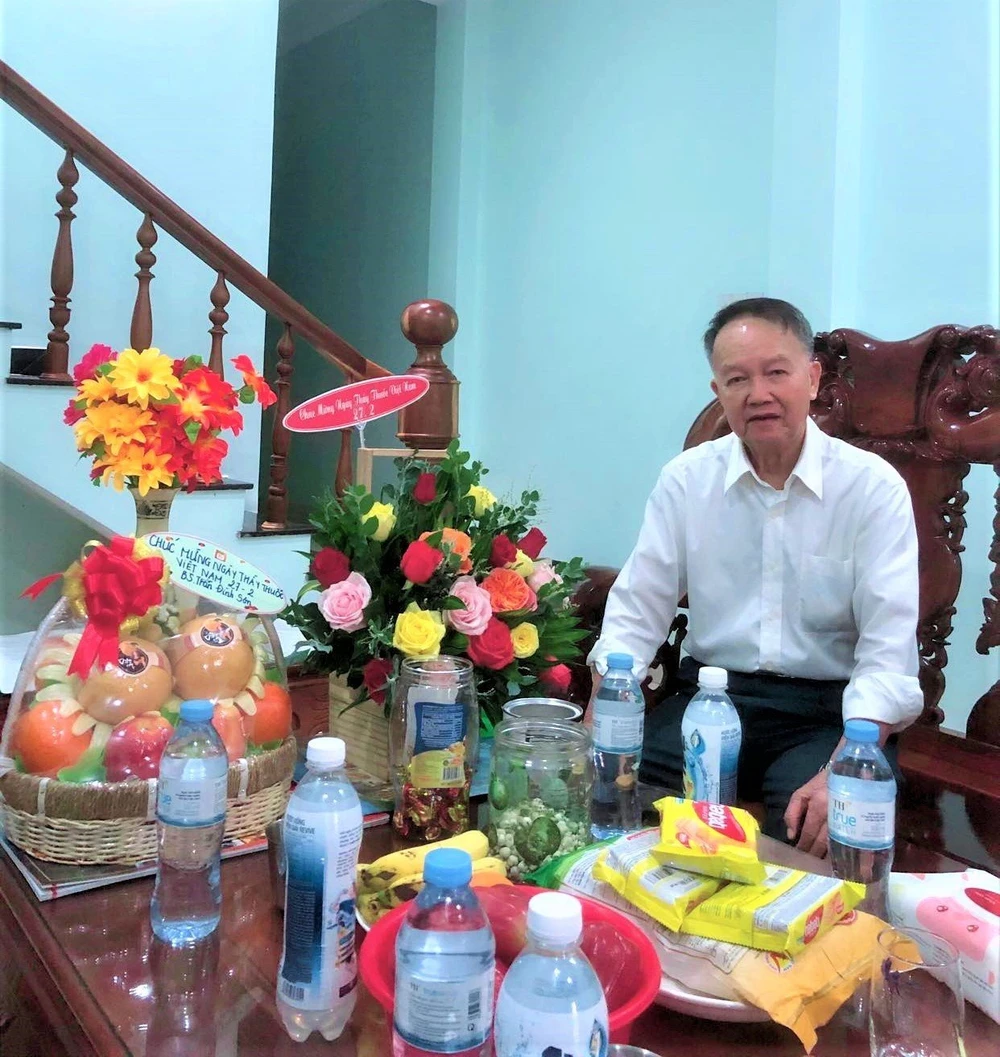 Bác sĩ Trần Đình Sơn vẫn ngày ngày rèn luyện sức khỏe với môn thể thao yêu thích là bóng bàn.