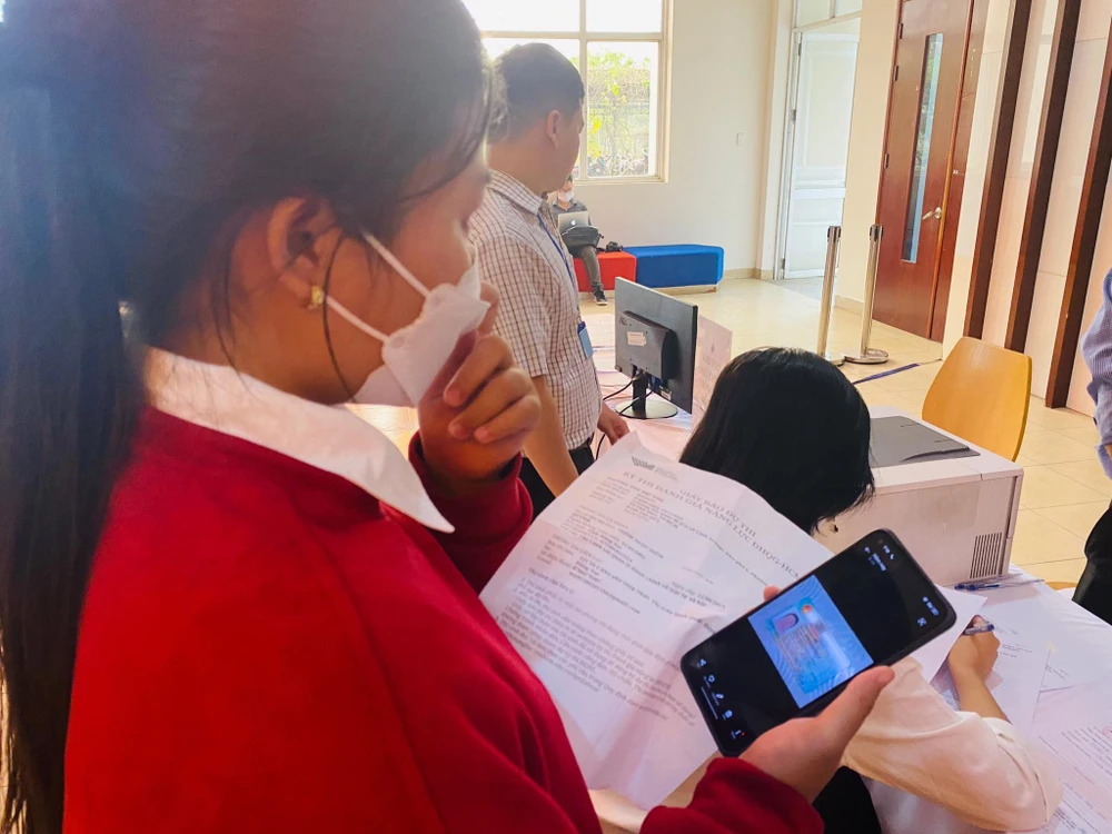 D. bất ngờ vì mình quên mang theo giấy tờ tùy thân nên không được dự thi.