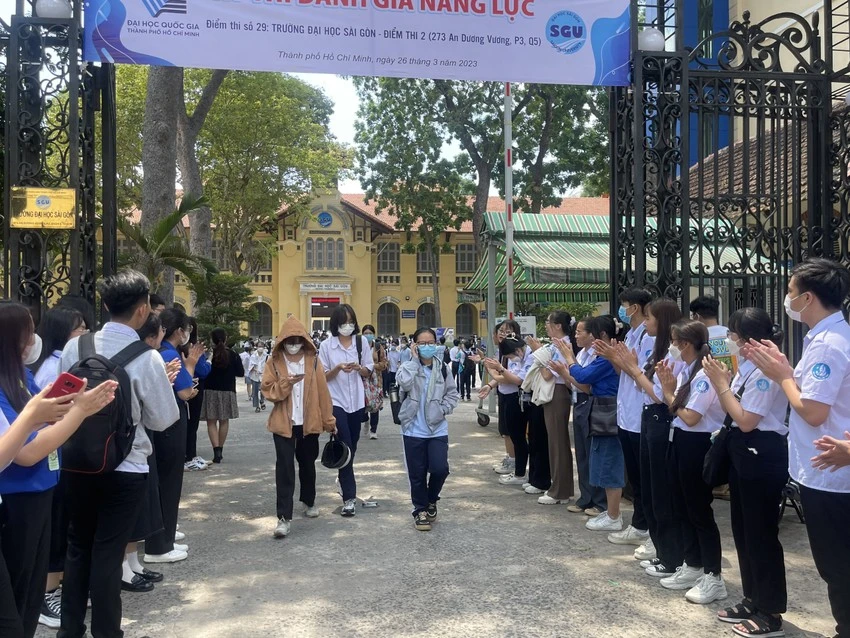 Đoàn viên của Trường ĐH Sài Gòn cổ vũ khích lệ tinh thần thí sinh sau giờ thi. Ảnh: THỦY TÂM