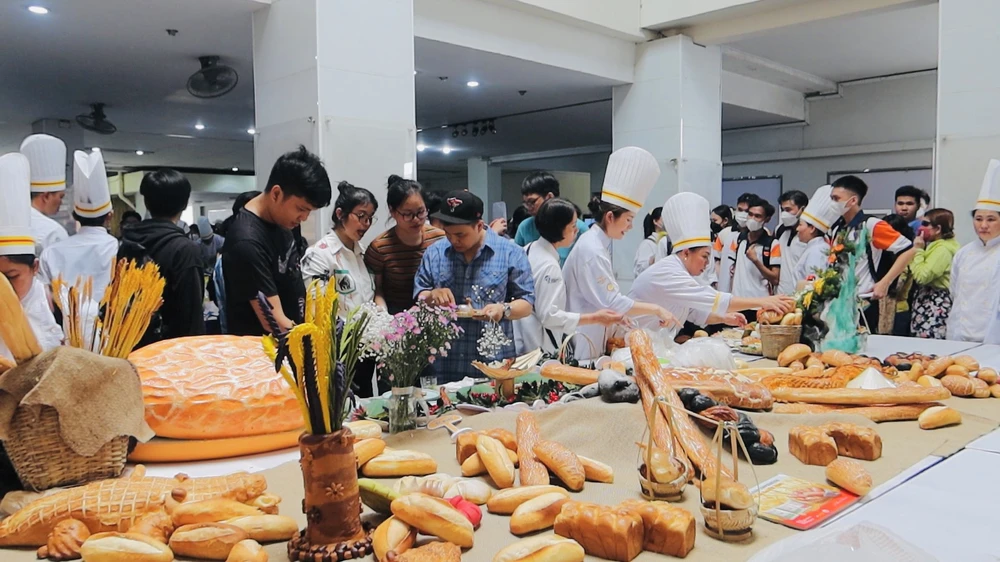 Bánh mì của các nghệ nhân trưng bày tại Lễ hội bánh mì.