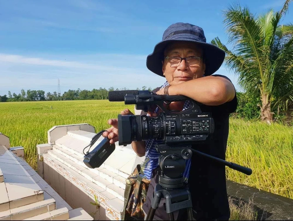 Nhà văn Võ Đắc Danh hy vọng việc bán sách sẽ giúp bộ phim sớm hoàn thành mang đến cho công chúng những hình ảnh chân thực nhất về đời sống và câu chuyện xoay xung quanh cây lúa Việt Nam.