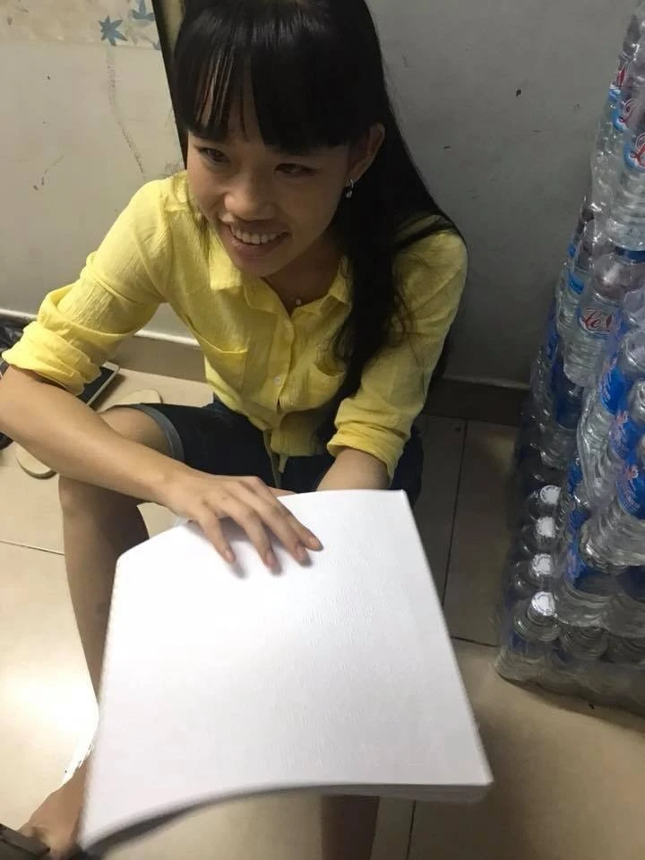 Ngoài giờ làm, các bạn khiếm thị còn tranh thủ học, đọc sách