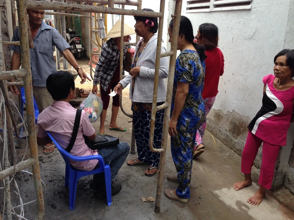 Anh luôn dành thời gian đến và chia sẻ cùng các em bé bị bại não tại các cơ sở chăm nuôi các em.