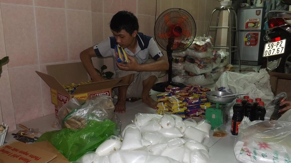 Anh Nguyễn Ngọc Hiếu (1988) sinh ra ở Tiền Giang, bị teo dây thần kinh thị giác, khiến đôi mắt không còn nhìn thấy ánh sáng.