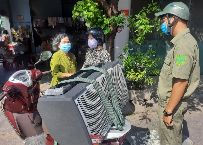 Bà Nguyễn Thị Mỹ Hà đang vận động người dân tiêm vaccine ngừa COVID-19. Ảnh: TRẦN NGỌC