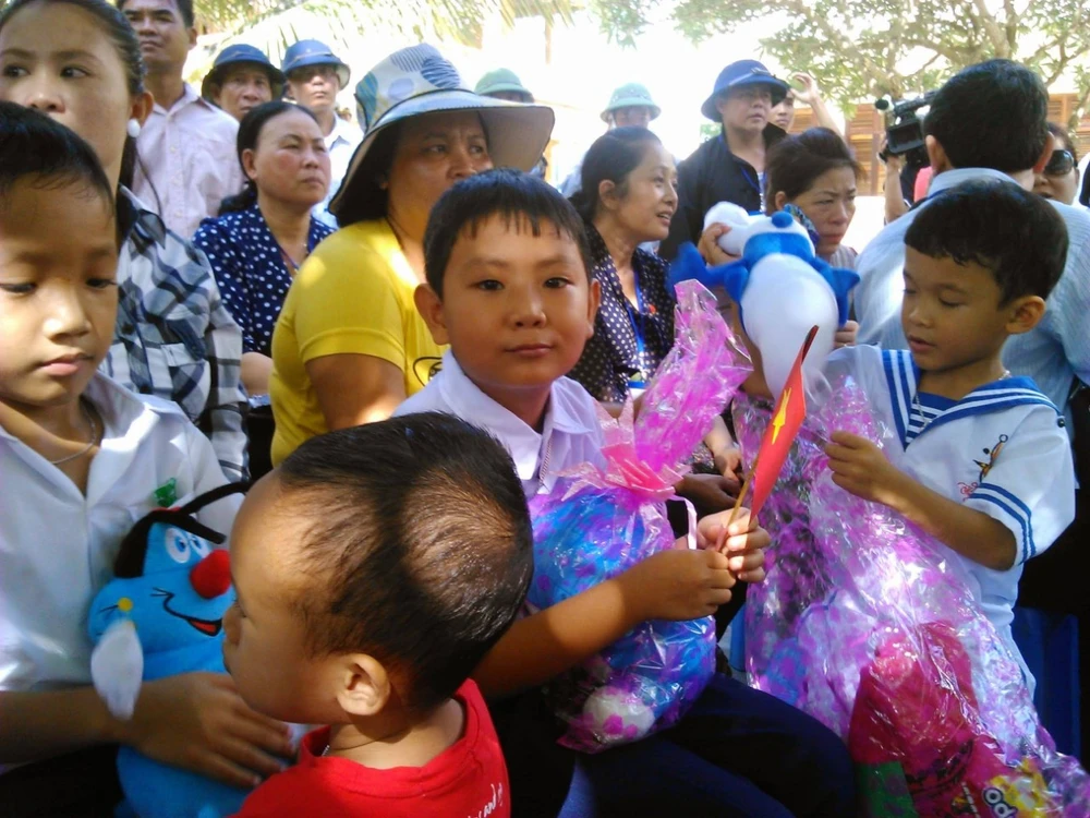 Tháng 4 - 2014, cậu bé Luân học lớp 4, hớn hở cùng các bạn ở đảo Sinh Tồn tham gia Lễ Khánh thành trường tiểu học Sinh Tồn ở quần đảo Trường Sa. Sau đó, Luân được trường Tây Úc tiếp nhận, nuôi dạy từ lớp 5 cho đến nay. Ảnh: THANH TRANG