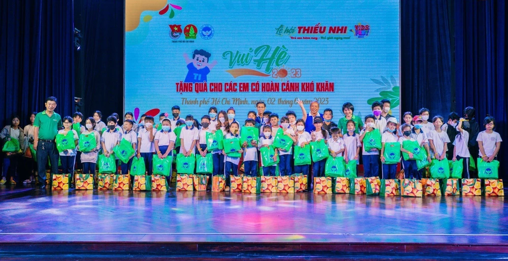 300 phần quà được trao đến các em thiếu nhi có hoàn cảnh khó khăn