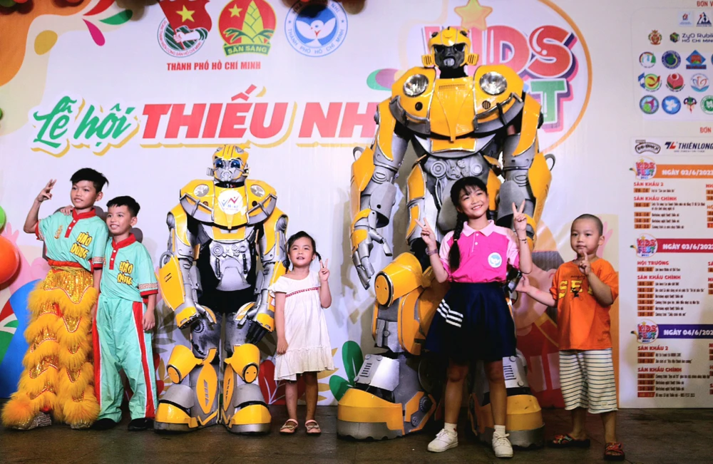 Nhiều trẻ thích thú với tạo hình người máy. Ảnh: Thiện Hợp