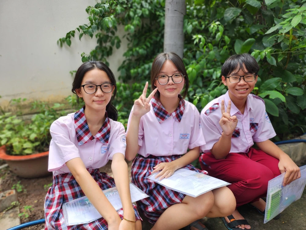 Thùy Linh (giữa) tự tin cùng các bạn bước vào môn thi thứ 2, môn ngoại ngữ. Ảnh: Nguyễn Quyên