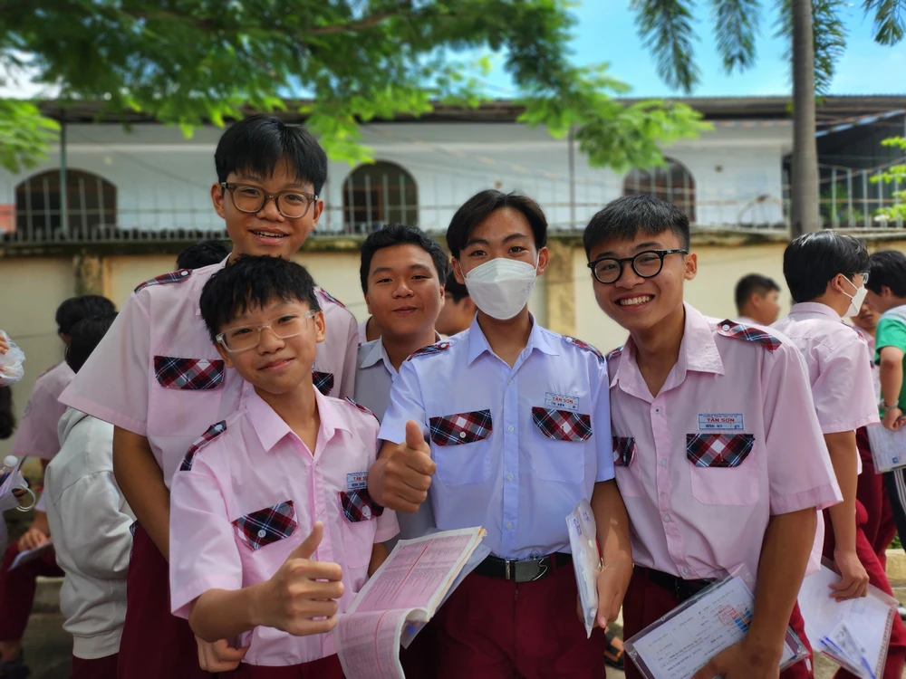 Minh Khôi (giữa) và các bạn thí sinh tại điểm thi trường THCS Nguyễn Trãi. Ảnh: Nguyễn Quyên