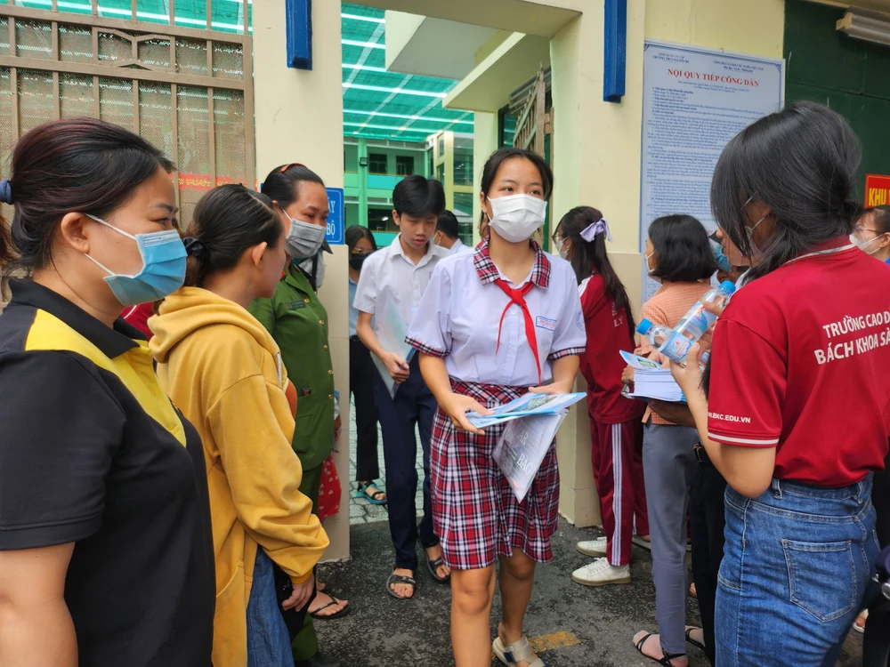 Thí sinh rời phòng thi tại điểm thi Phan Tây Hồ. Ảnh: Nguyễn Quyên Thí sinh rời phòng thi tại điểm thi Phan Tây Hồ. Ảnh: Nguyễn Quyên