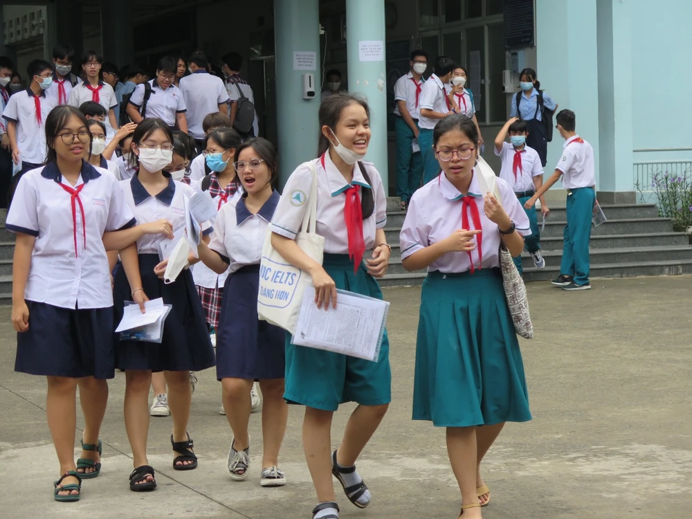 Nhiều thí sinh ra về tâm thế hồ hởi tại điểm thi trường THCS Đống Đa. Ảnh: Phạm Anh Nhiều thí sinh ra về tâm thế hồ hởi tại điểm thi trường THCS Đống Đa. Ảnh: Phạm Anh