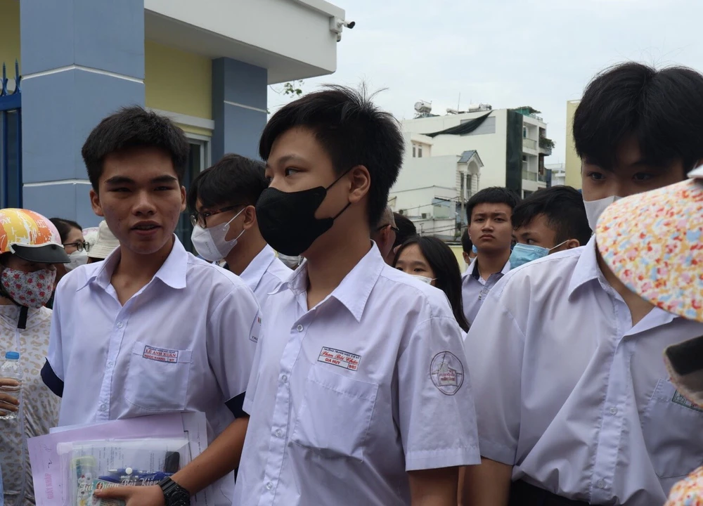 Thí sinh Trần Gia Huy (giữa) cùng các bạn. Ảnh: Trần Minh Thí sinh Trần Gia Huy (giữa) cùng các bạn. Ảnh: Trần Minh