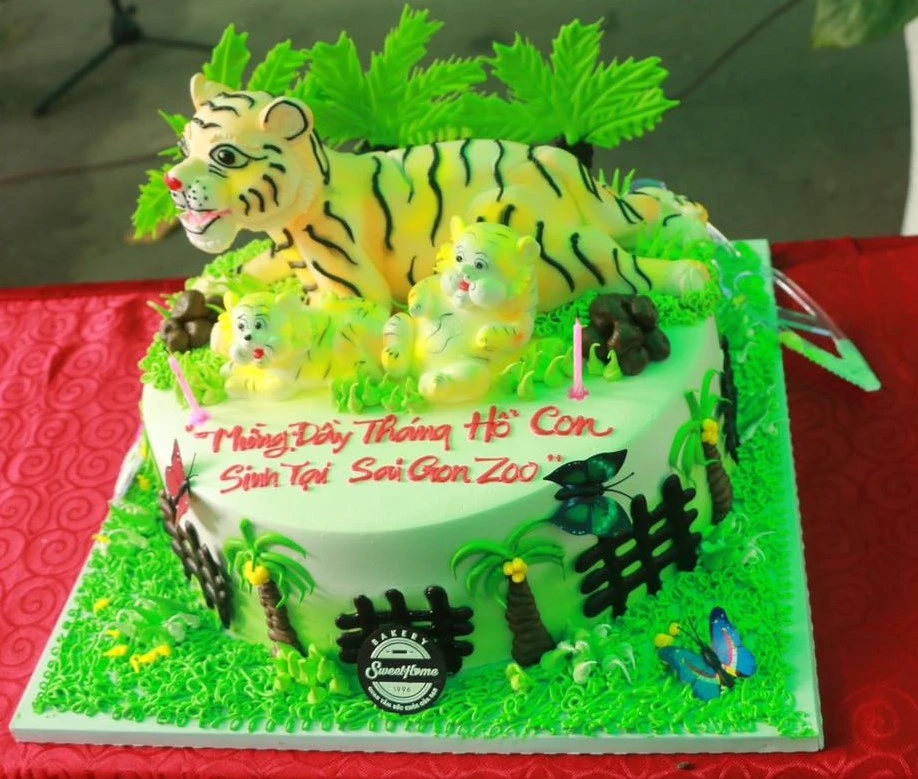 Chiếc bánh kem mừng đầy tháng 2 em hổ bengal