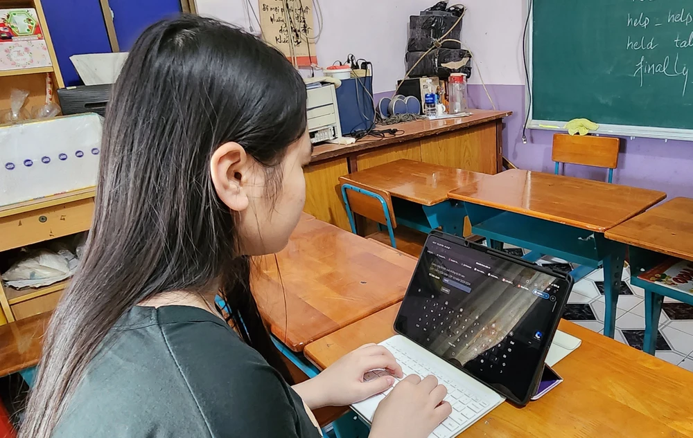 Nguyễn Đoàn Gia Hân đang tra cứu điểm thi vào lớp 10. Ảnh: PHCC