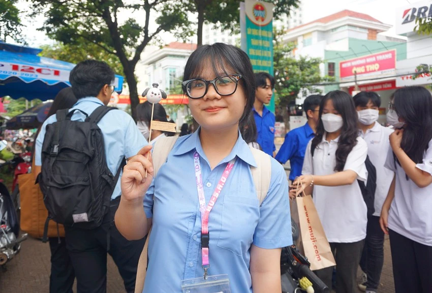 Em Trần Lê Hải Mi cũng dự đoán thi tác phẩm Vợ Nhặt.