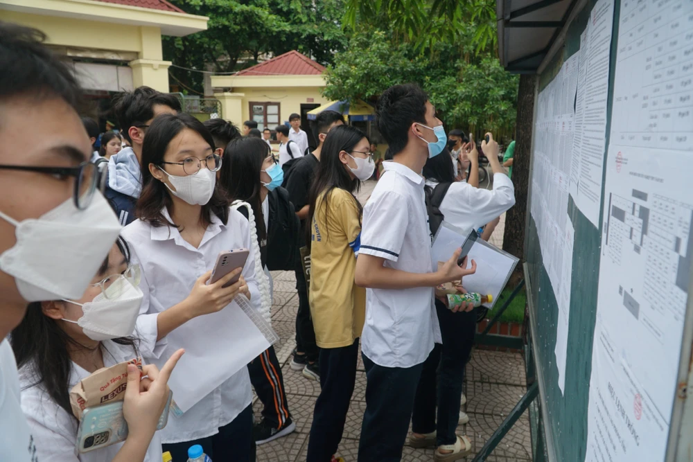 Các thi sinh tại điểm thi trường THPT Cầu Giấy xem sơ đồ phòng thi. Ảnh: Phi Hùng