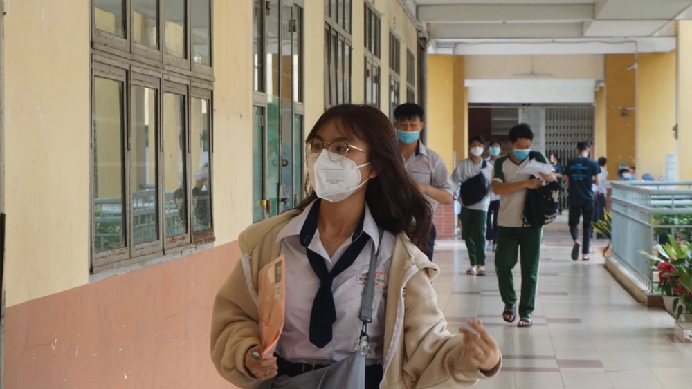 Thí sinh lỉnh kỉnh đồ đạc đến trường làm thủ tục thi tốt nghiệp THPT 2023. Ảnh: Nguyễn Quyên