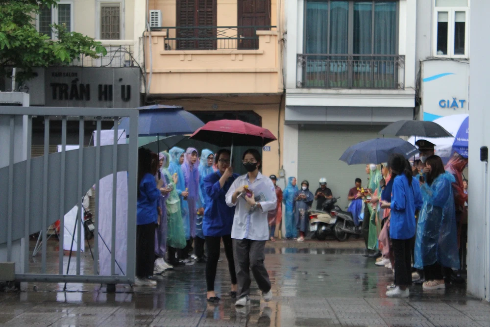 Thí sinh Hà Nội đội mưa đi thi. Ảnh: Minh Trúc