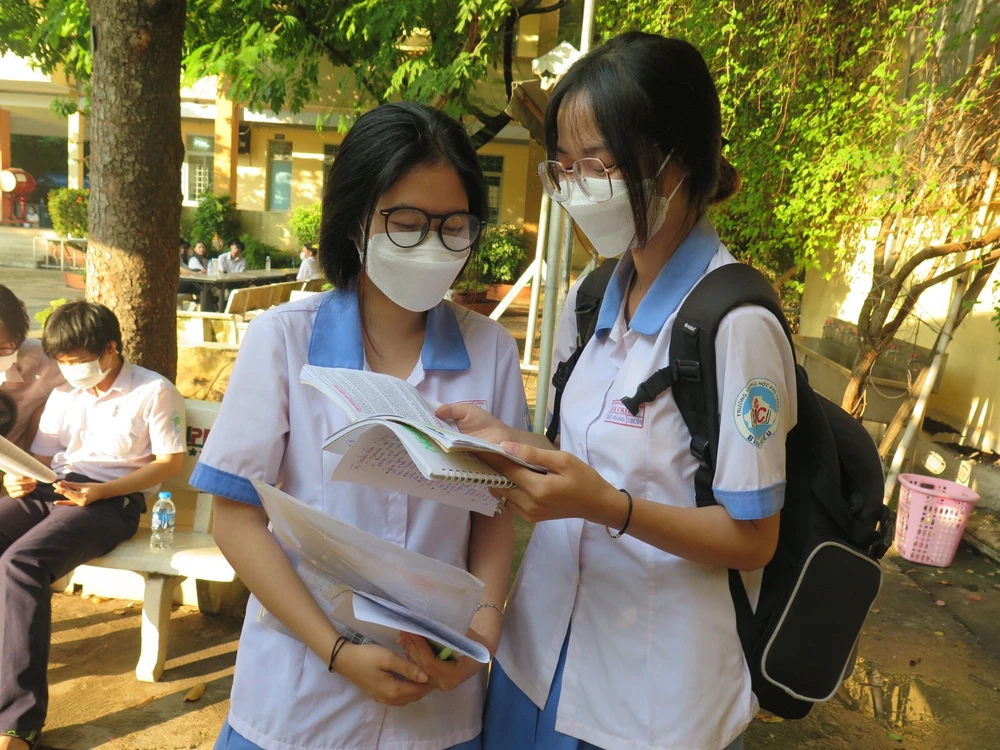 Trần Thị Hằng (phải) mong muốn môn Văn có tác phẩm Người lái đò Sông Đà. Ảnh: Phạm Anh