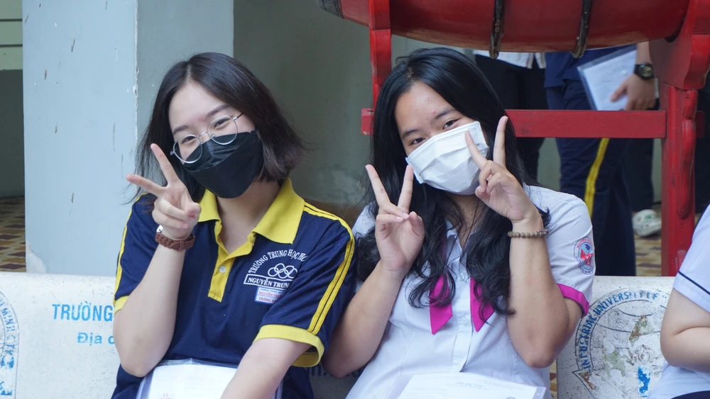 Trương Gia Hân (trái), học sinh Trường THPT Nguyễn Trung Trực, quận Gò Vấp